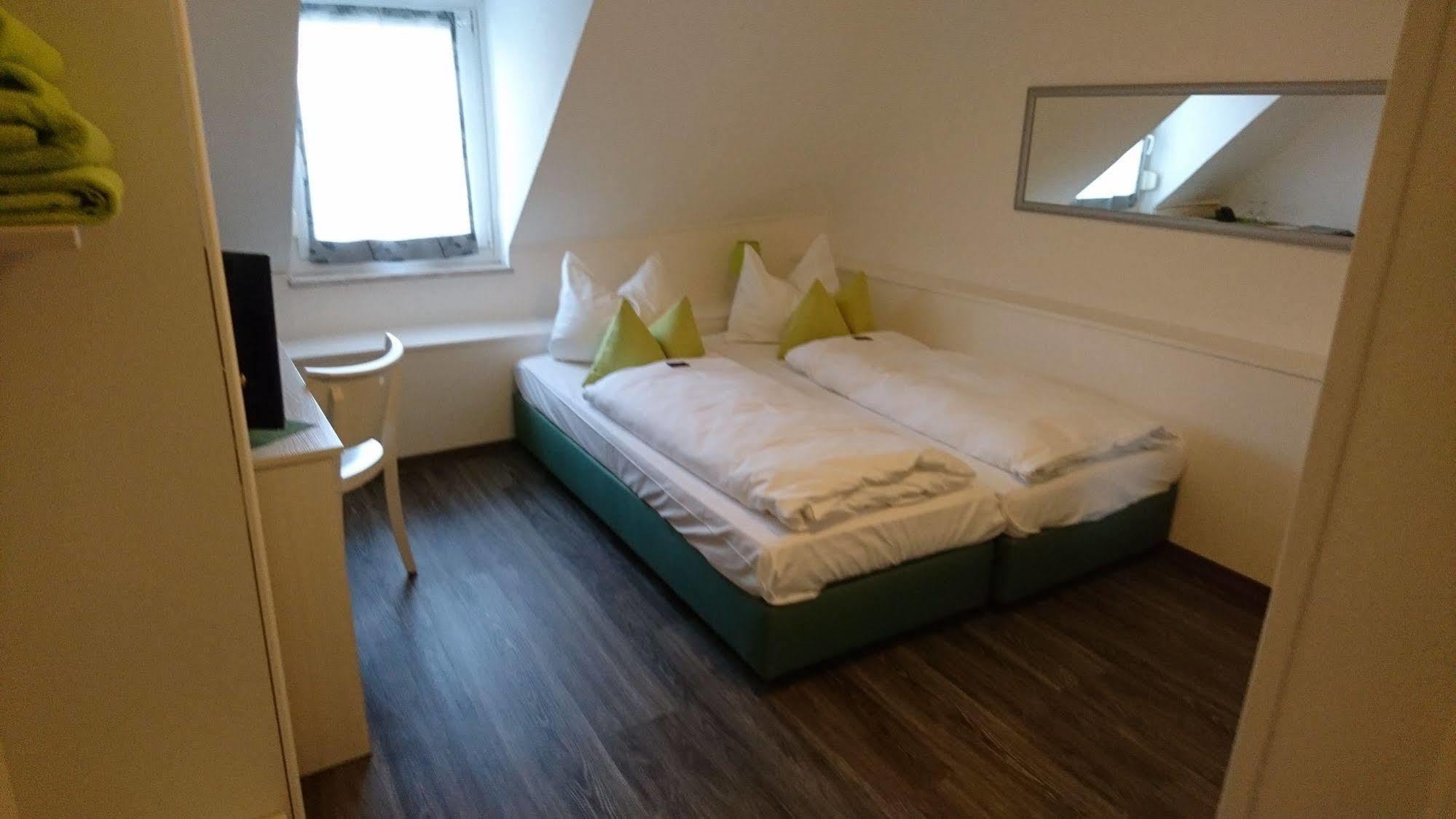 Hotel Deutschherrenhof Trier Bagian luar foto